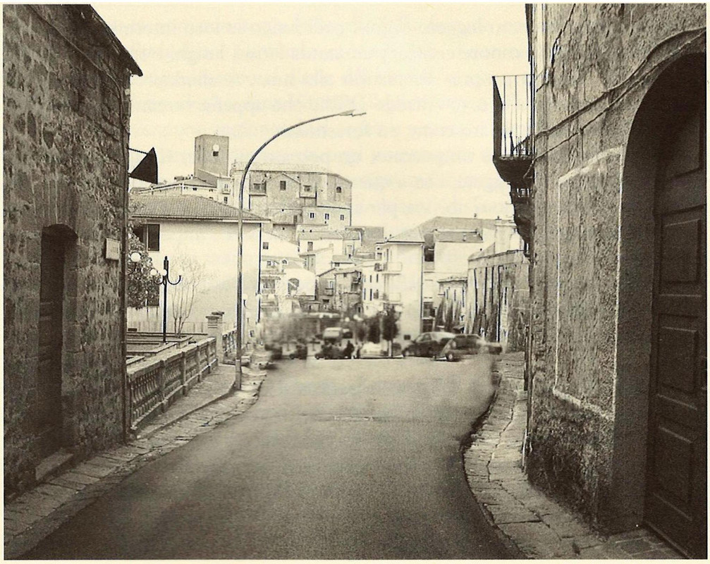 Immagine tratta dal libro "Il silenzio dei giusti" e ritraente il centro del paese di Tora