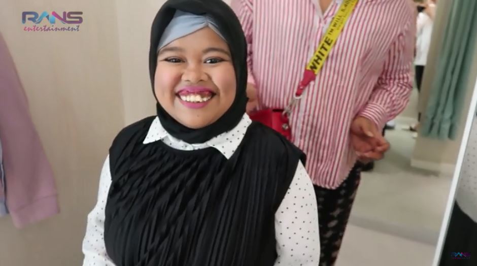 Nagita Slavina membelikan Rahmawati Kekeyi pakaian
