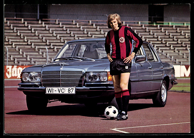 AK Auto Mercedes Benz mit Nummernschild WI VC 87 und Fussball Nationalspieler Juergen Grabowski von