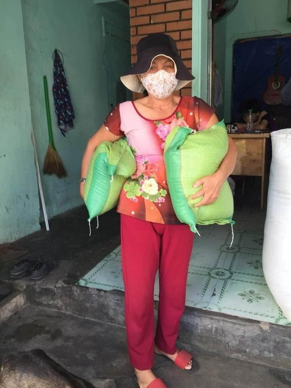 Hình ảnh phát gạo mì cho khu cách ly "Hòn Rớ" Nha Trang 3