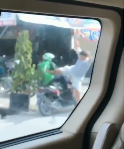 Tangkapan layar pria menendang seorang driver ojol.