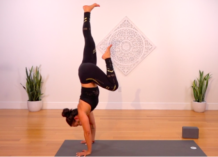 The Collective Yoga - Strong Flow Into Handstand