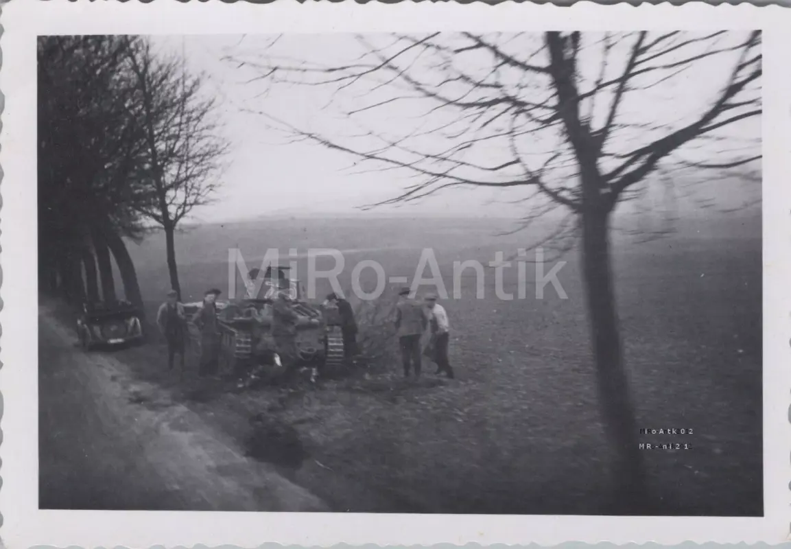 Foto, 2.- Panzer Regiment 29, Panzer am Straßenrand XT55160