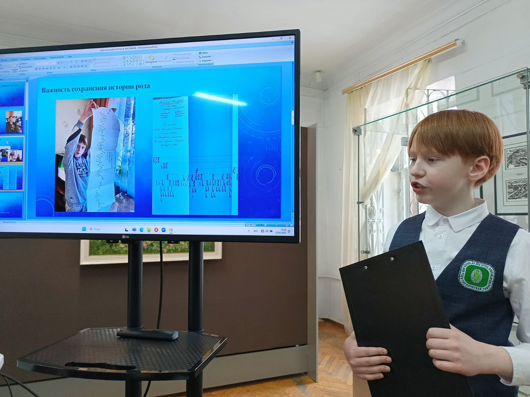 Роман Коблов занкомит родоведов с историей своего рода