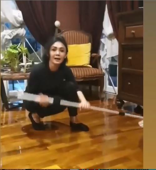 Aksi Yuni Shara ngepel lantai pasca banjir