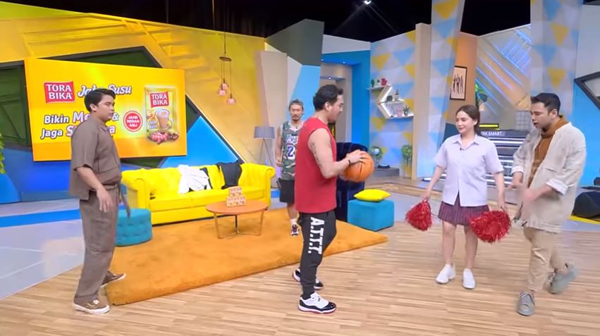 Nagita Slavina menjadi cheerleader saat Denny Sumargo dan Mario Lawalata main basket