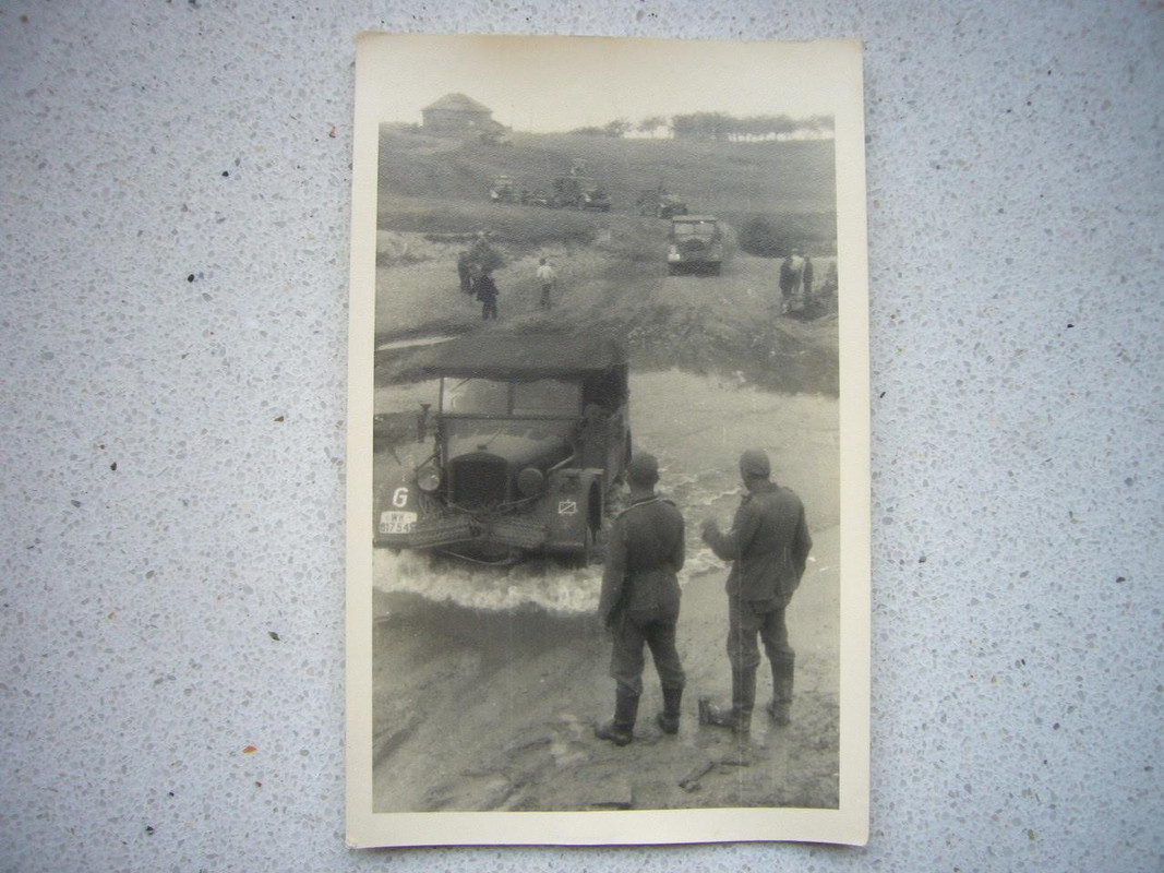 Foto Wehrmacht Ostfront, Panzergruppe GUDERIAN, Abzeichen 17. Pz.Div., PKW (1)