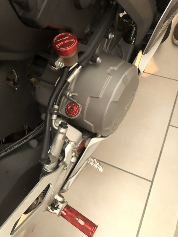 8DFF0CA1-0F44-498A-8181-2D3855D69761