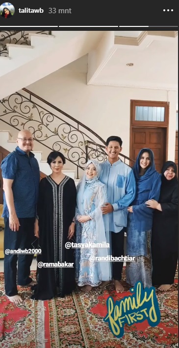 Tasya terlihat berhijab