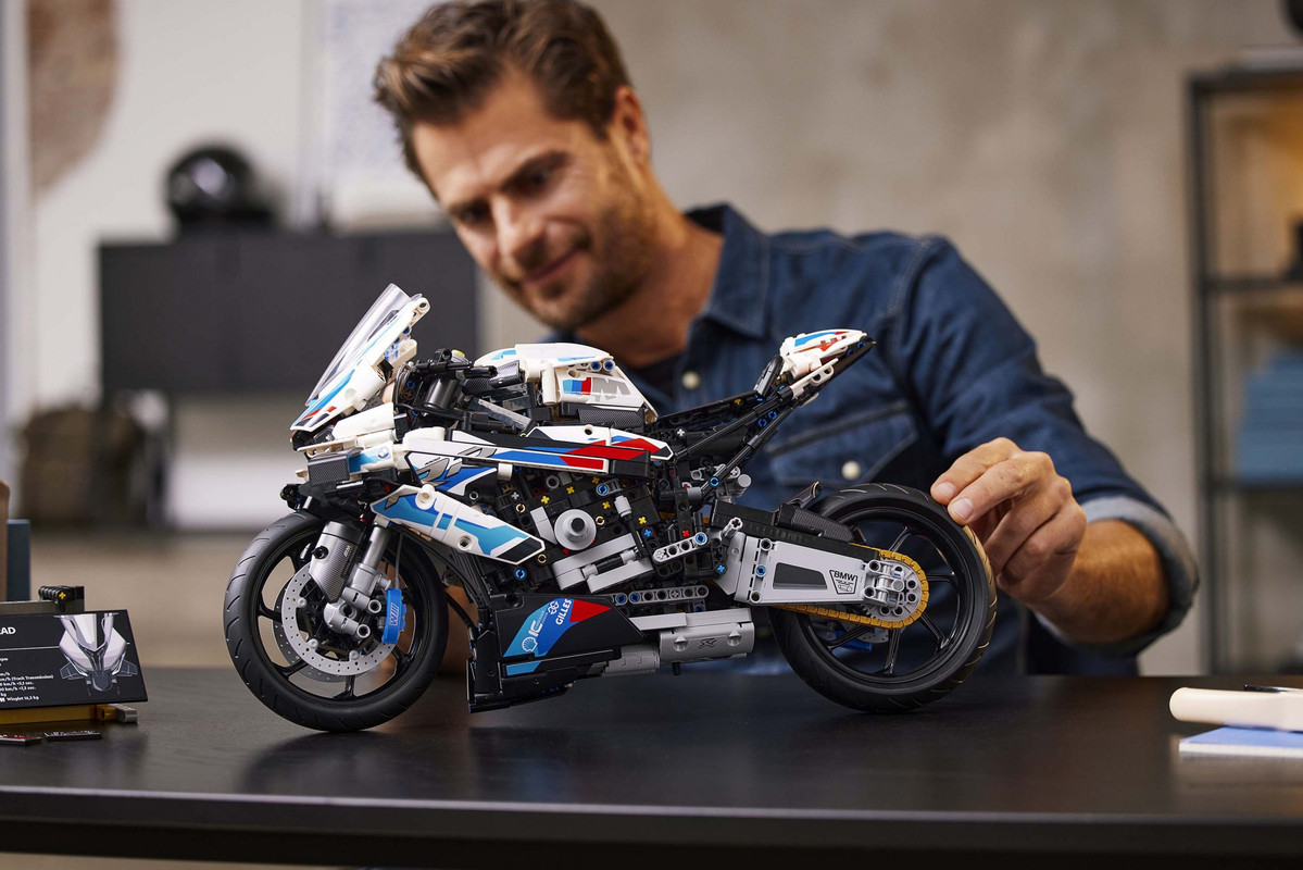 Конструктор LEGO BMW M1000RR Technic Set