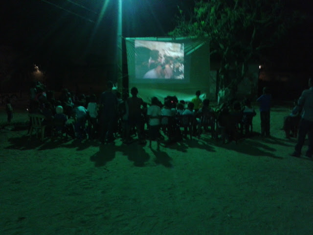Niños viendo película