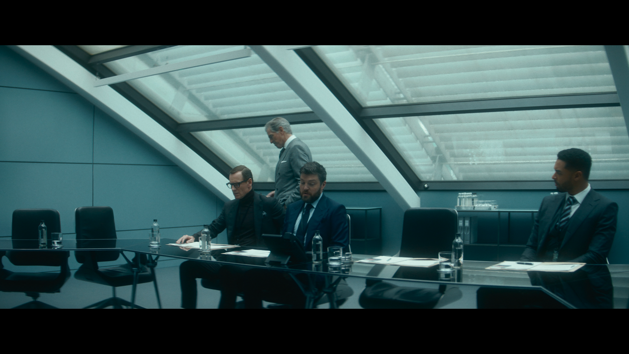 mpv-shot_Black.Bag.2025.2160p.UHD.BDRemux.Hybrid.HDR10 .HEVC-Нечипорук_01_00_03_0009