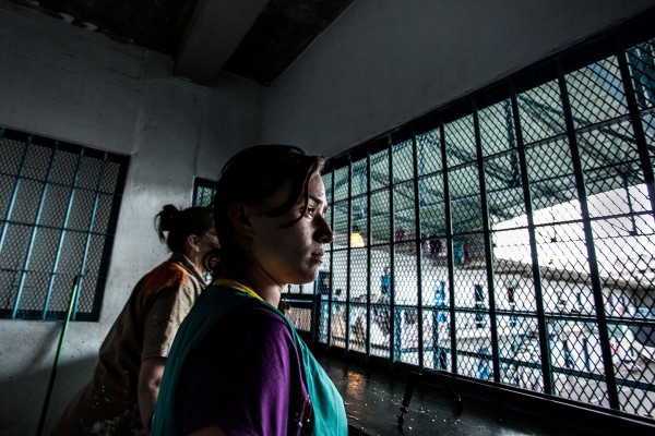 Localizan sin vida a una mujer dentro de una cárcel, investigan el caso