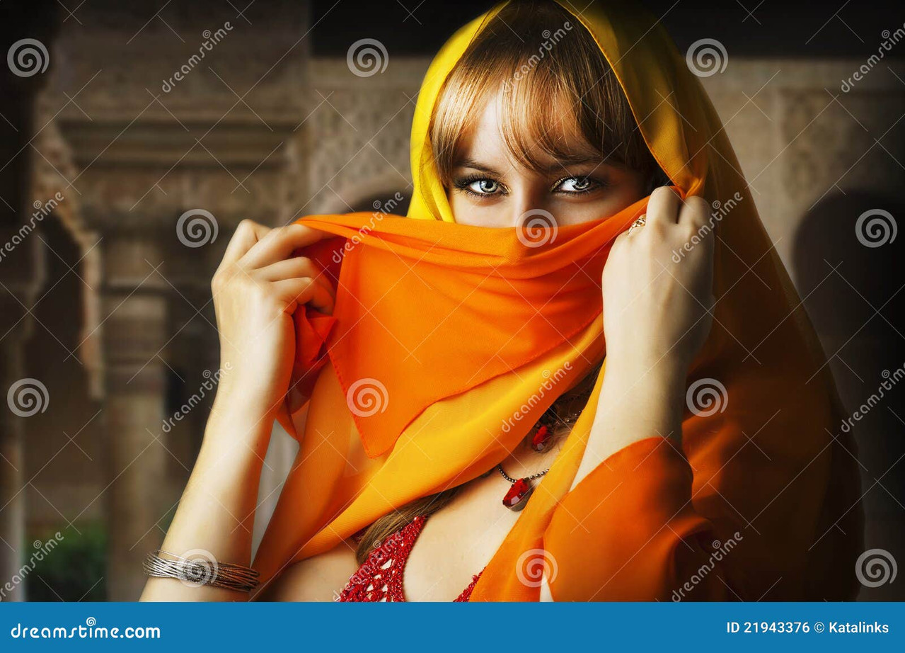 C:\Users\lenovo\Pictures\Saved Pictures\muslim woman\ragazza-asiatica-del-bello-brunette-con-il-velare-sul-fronte-21943376.jpg