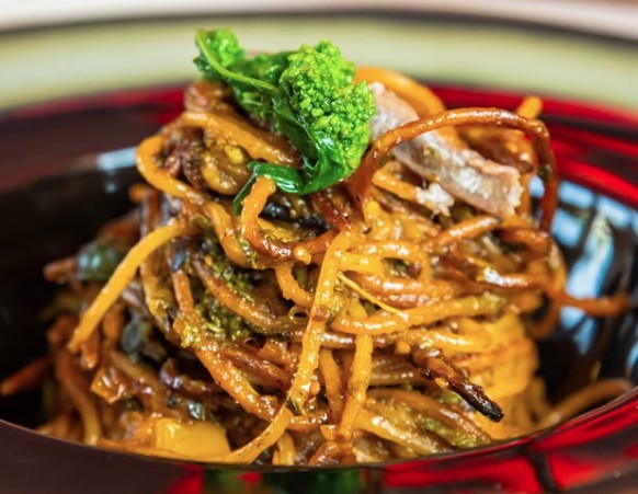 Spaghetti all'assassina datterino giallo, rape e soffritto alla barese