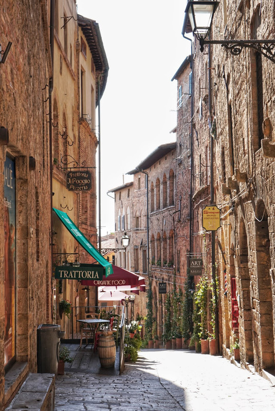 Gasse in der Toskana mit Trattoria