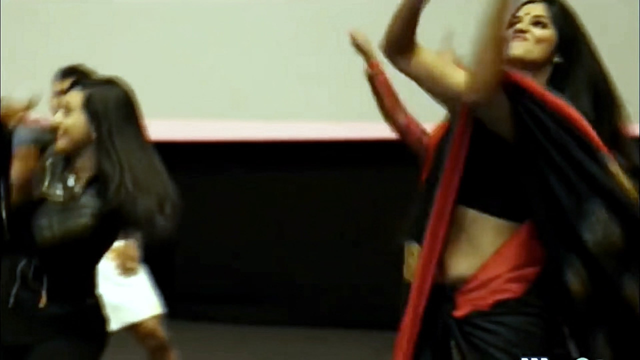 Nyla Usha rare navel show.mkv_snapshot_00.19.900