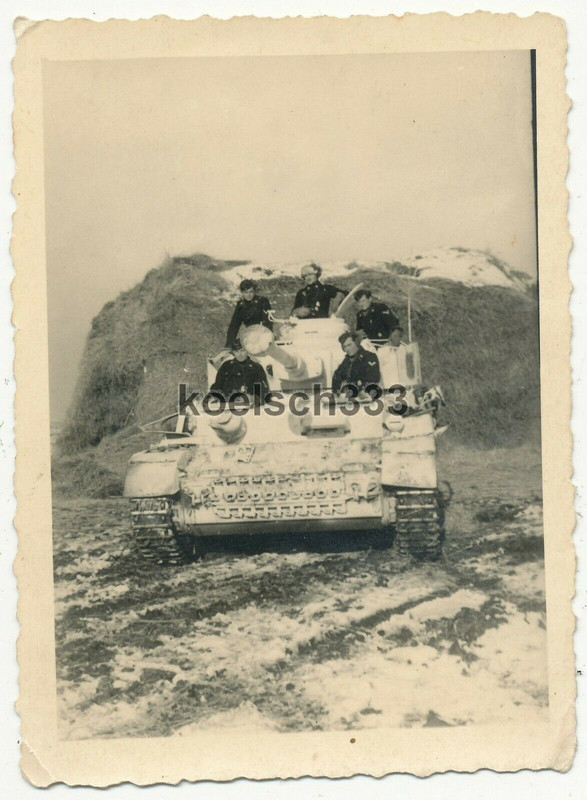 Foto Panzermänner im Panzer IV mit Schneetarnung im Winter im Osten 1941-42