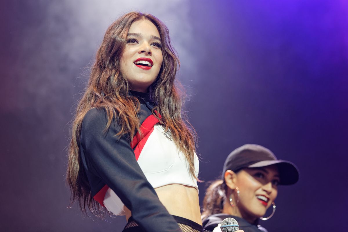 hailee-steinfeld-performs-at-bbc-biggest-weekend-festival-in-swa