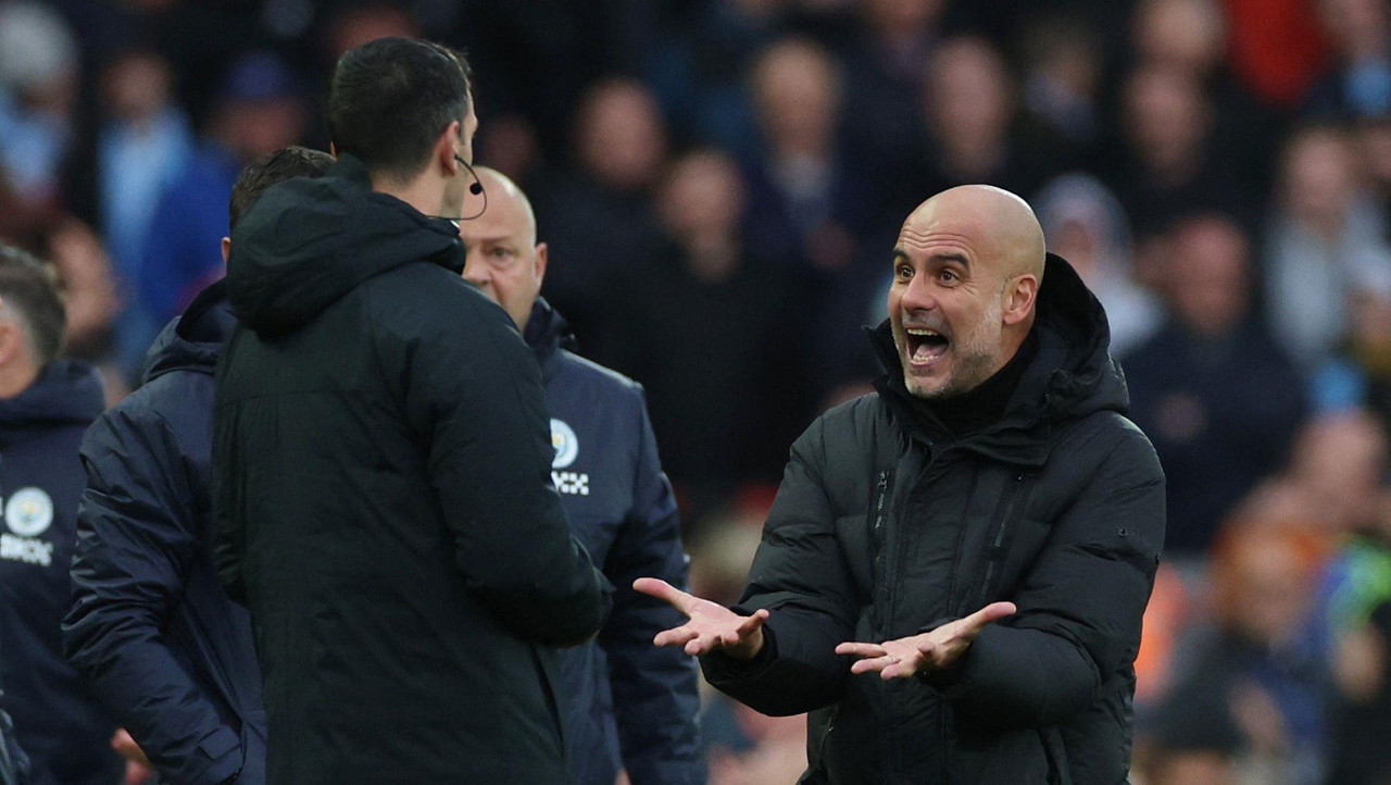 Hinchas del Liverpool lanzan monedas a Pep Guardiola desde las gradas