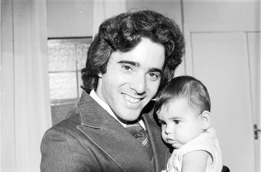 Screenshot-2024-11-07-at-09-46-52-Tony-Ramos-conta-curiosidades-da-vers-o-original-de-O-Astro-que