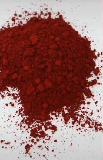 Ilustrasi bubuk merah pewarna alami