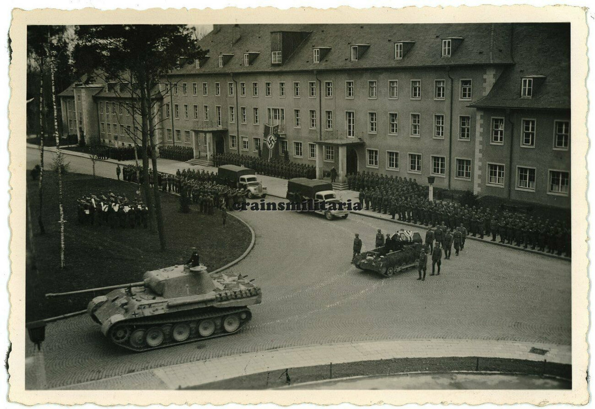 Orig. Foto PANTHER Panzer V Tank bei Beerdigung in Cottbus Sachsendorf 1944 Lkw