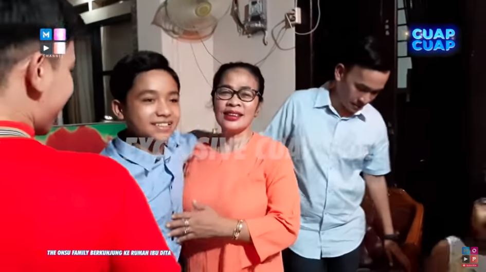 Ruben Onsu merayakan Natal di rumah ibu angkatnya