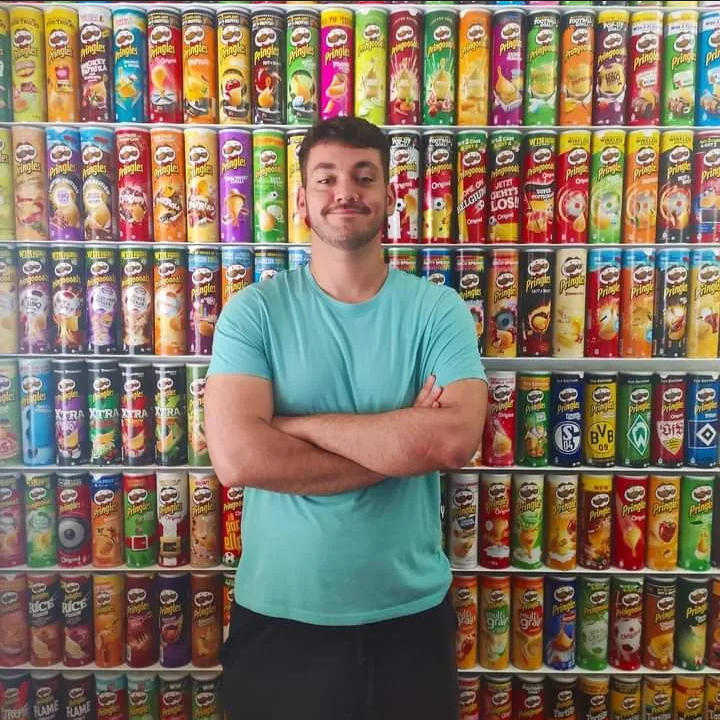 Un fan de Pringles establece un récord mundial por colección de 263 tubos