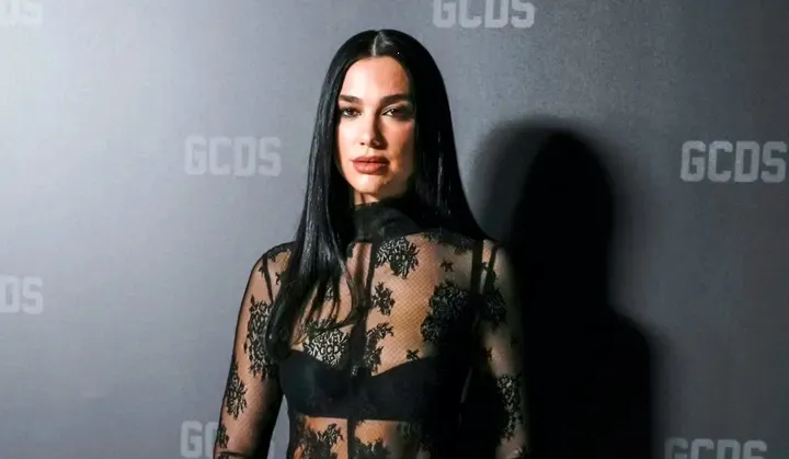 Dua Lipa acapara las miradas en Milán con atuendo transparente