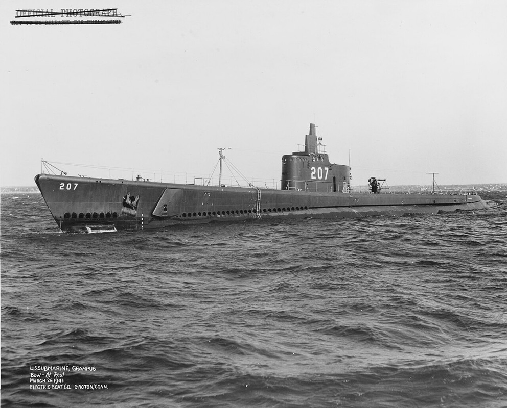USS_Grampus_(SS-207)_-_19-N-23818