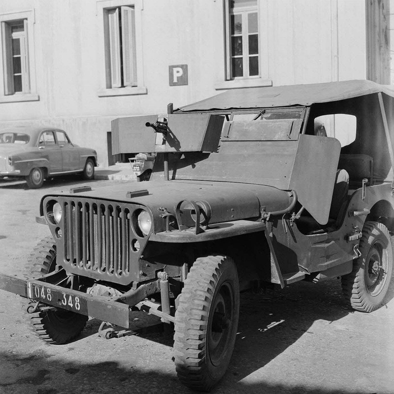 Divers insolite - Page 9 Jeep-blind-e-arm-e-d-une-mitrailleuse-l-g-re-FM-24-29-mont-e-sur-pivot-en-Alg-rie-en-1957