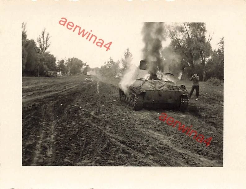 Foto WW2 deutscher Fotograf brennende Panzer T 50 Bobruisk Ostfront