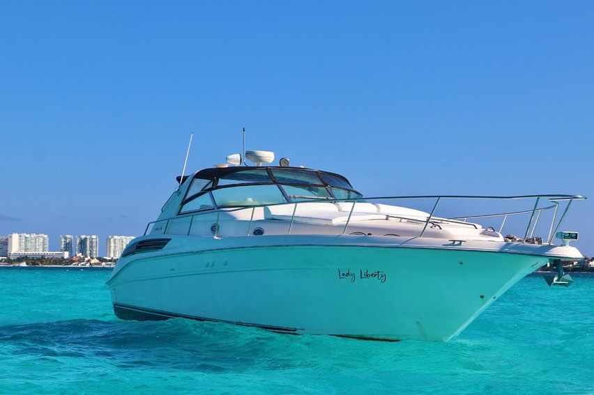 Lady Liberty 46 ft luxury yacht charter Cancun - Bathroom facilities and comfortable cabin for 15 guests