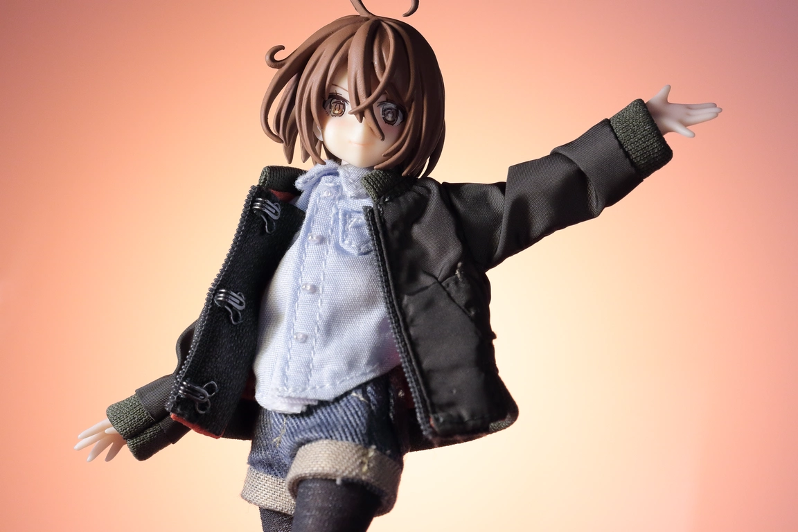 A close-up view of “Assault Lily” Kawamura Yuzuriha wearing a 1/12 MA-1 in khaki