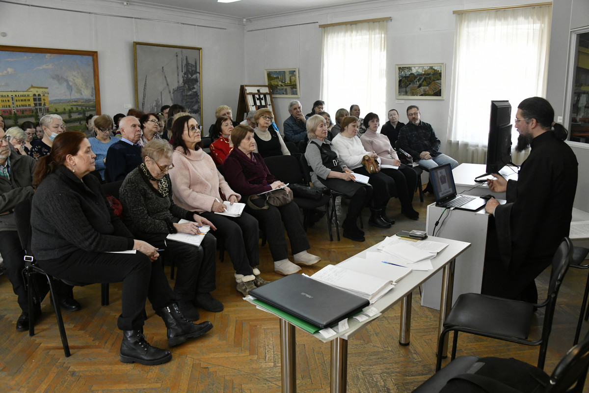Родоведы во время заседания клуба Тагильский родовед 25 февраля 2025 г.
