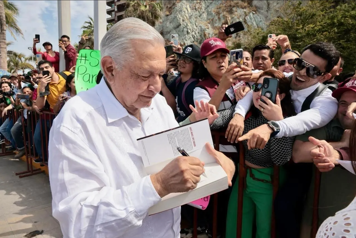 AMLO critica filtración del número de teléfono de su hijo