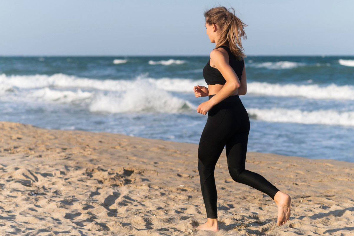 Fitness, 6 esercizi per tonificare il corpo in spiaggia