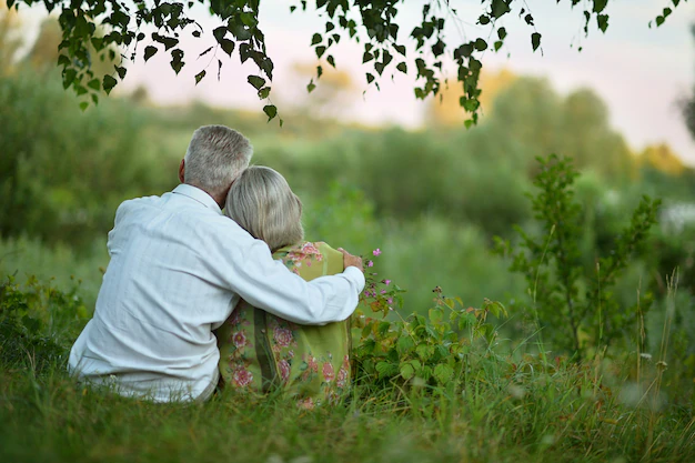 portrait-happy-elderly-couple-nature-summer-back-view-484921-4972.webp