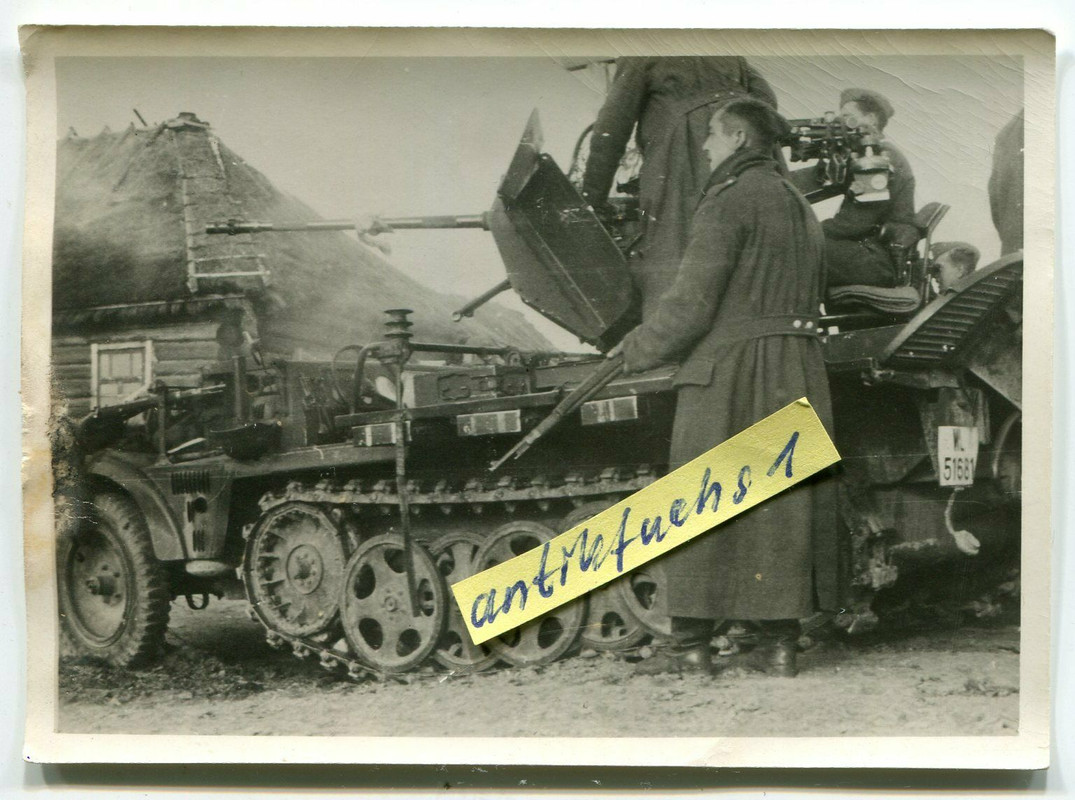 WL-Halbkette WL-51681 mit Flak-Aufbau im Dorf in Rußland