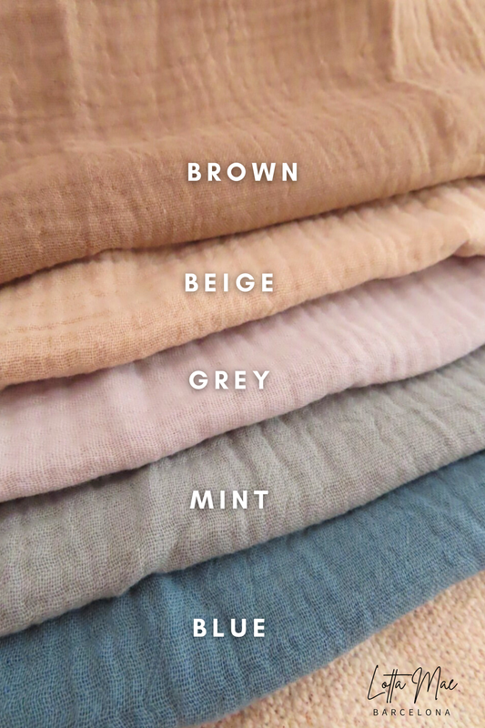 Este peluche de conejito está hecho del algodón muselina 100% más suave, por lo que es perfecto para acurrucarlo y llevarlo contigo. ¡Seguro que se convertirá en el compañero favorito de tu hijo! Además, este peluche tiene un toque especial: puede bordar el nombre o la palabra que desee para hacerlo aún más especial. Perfecto para un baby shower o un regalo de Pascua, este peluche de conejito le aportará años de confort y recuerdos. Con su lujoso tejido, su nombre bordado y su dulce diseño de conejito, este arrullo se convertirá en el compañero favorito de su hijo. 

Además, es lavable a máquina y fácil de cuidar, lo que lo convierte en el compañero perfecto para llevar a todas partes. Su pequeño no querrá soltarlo nunca. Consigue hoy mismo un peluche Bunny Cuddle Cloth y deja que tu hijo se acurruque con su nuevo mejor amigo.