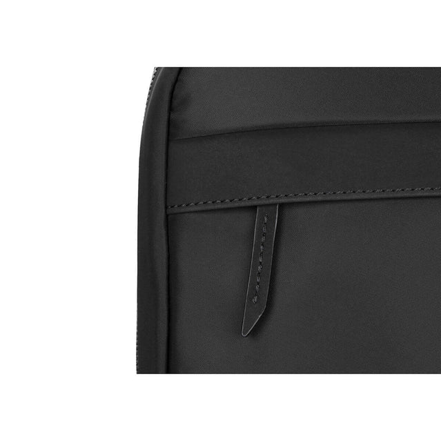 Detalle del compartimento para laptop y los bolsillos de seguridad del bulto Targus.