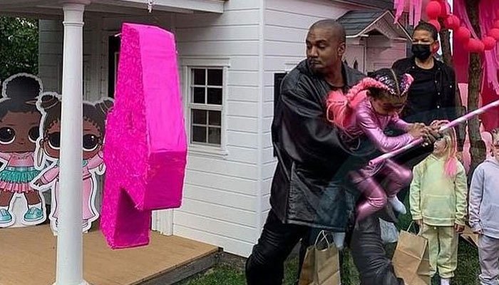 Kylie Jenner y Travis Scott abrazan a Stormi en homenaje por su cumpleaños