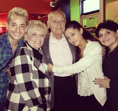 Foto di famiglia di attrice, frequentato Nathan Sykes, celebre per Victorious, Sam and Cat.
  