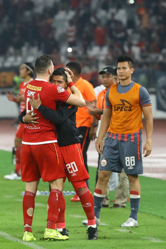 Pemain Persija Jakarta Marko Simic memeluk Bambang Pamungkas di pinggir lapangan dalam laga melawan Persebaya Surabaya di Stadion Utama Gelora Bung Karno, Jakarta, Selasa (17/12/2019).
