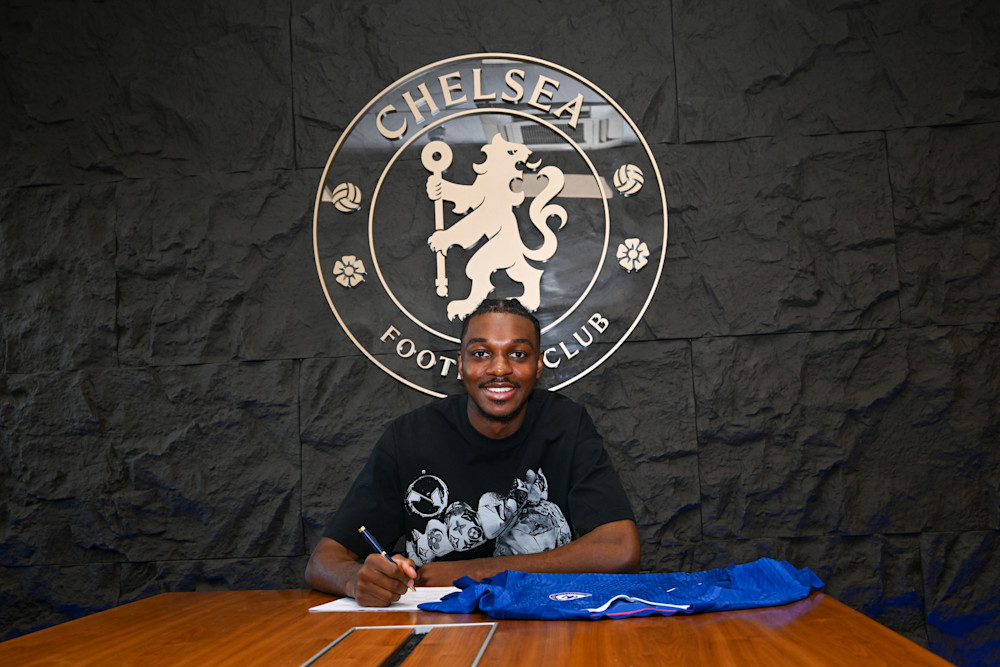 Wilson signs his new contract at Cobham
