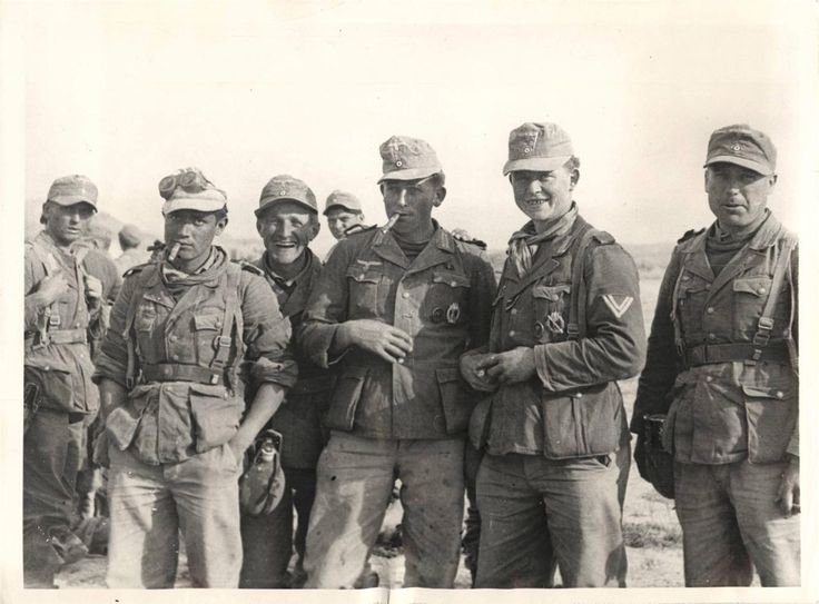 Soldados de infantería de la 15ª Panzer tras los combates de Gazala