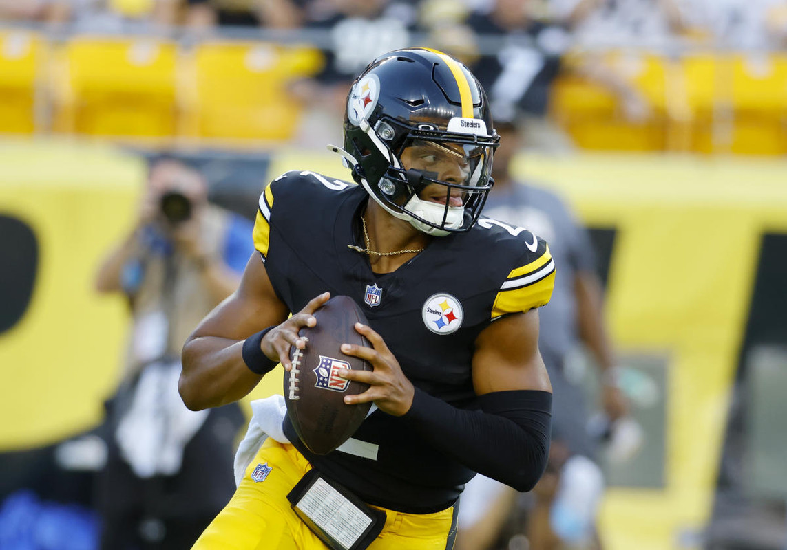 Do the Eagles and Steelers play each other annually