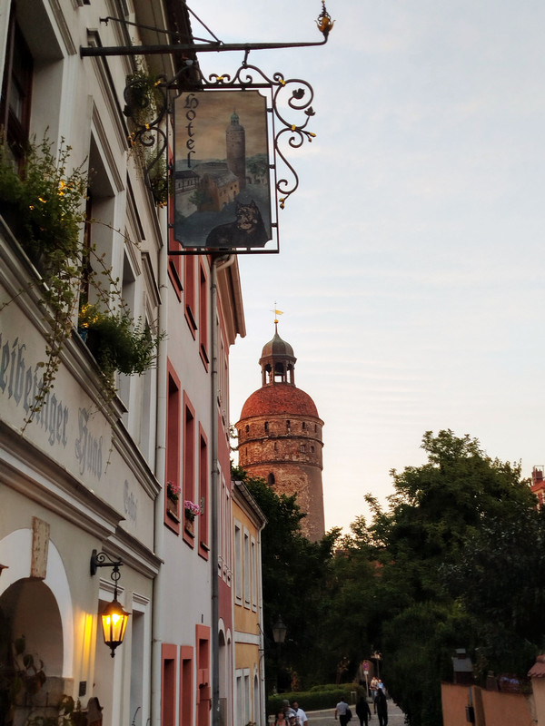 Hotel zum dreibeinigen Hund hinten der Nikolaiturm)