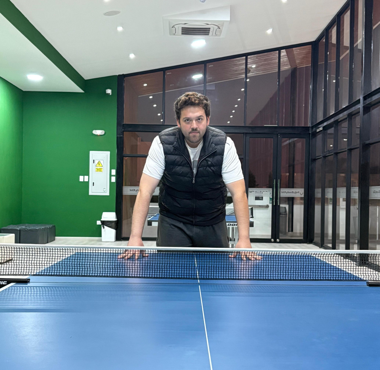 Max en la mesa de ping pong